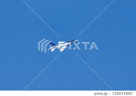 夏の青空と松島基地のブルーインパルス　宮城県東松島市 130014885