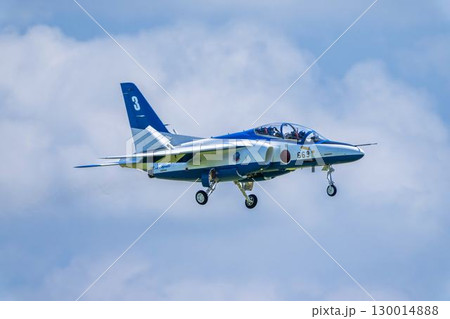 夏の青空と松島基地のブルーインパルス　宮城県東松島市 130014888