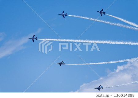 夏の青空と松島基地のブルーインパルス 宮城県東松島市 夏の青空と松島基地のブルーインパルス 宮城県東松島市 130014889
