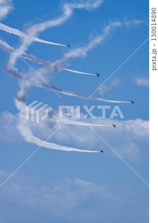 夏の青空と松島基地のブルーインパルス　宮城県東松島市 130014890