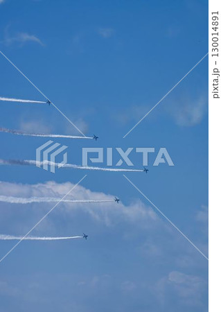 夏の青空と松島基地のブルーインパルス　宮城県東松島市 130014891