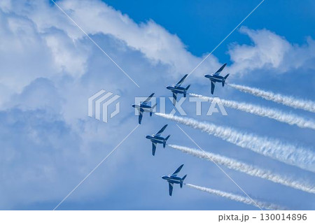 夏の青空と松島基地のブルーインパルス　宮城県東松島市 130014896