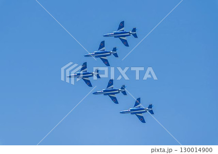 夏の青空と松島基地のブルーインパルス　宮城県東松島市 130014900