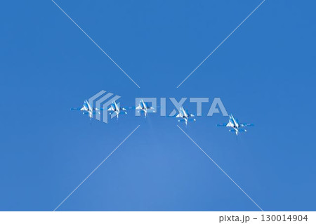 夏の青空と松島基地のブルーインパルス 宮城県東松島市 夏の青空と松島基地のブルーインパルス 宮城県東松島市 130014904