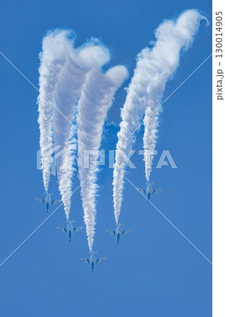 夏の青空と松島基地のブルーインパルス　宮城県東松島市 130014905