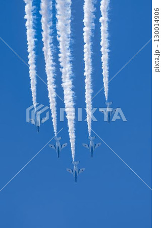 夏の青空と松島基地のブルーインパルス　宮城県東松島市 130014906