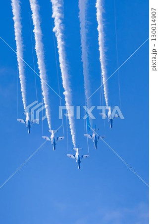 夏の青空と松島基地のブルーインパルス　宮城県東松島市 130014907