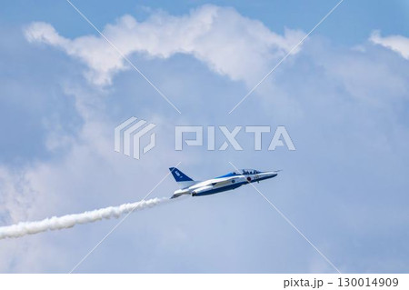 夏の青空と松島基地のブルーインパルス　宮城県東松島市 130014909