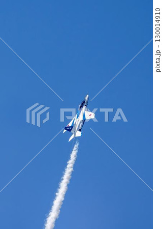 夏の青空と松島基地のブルーインパルス 宮城県東松島市 夏の青空と松島基地のブルーインパルス 宮城県東松島市 130014910