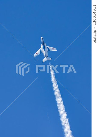 夏の青空と松島基地のブルーインパルス　宮城県東松島市 130014911