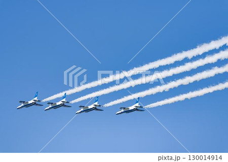 夏の青空と松島基地のブルーインパルス 宮城県東松島市 夏の青空と松島基地のブルーインパルス 宮城県東松島市 130014914