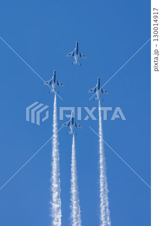 夏の青空と松島基地のブルーインパルス　宮城県東松島市 130014917