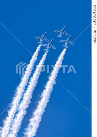 夏の青空と松島基地のブルーインパルス　宮城県東松島市 130014918
