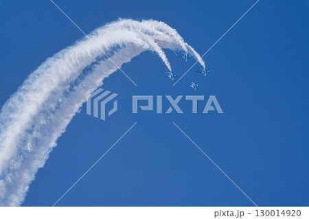 夏の青空と松島基地のブルーインパルス　宮城県東松島市 130014920