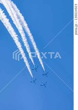 夏の青空と松島基地のブルーインパルス　宮城県東松島市 130014923