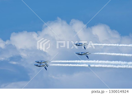 夏の青空と松島基地のブルーインパルス　宮城県東松島市 130014924