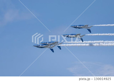 夏の青空と松島基地のブルーインパルス　宮城県東松島市 130014925