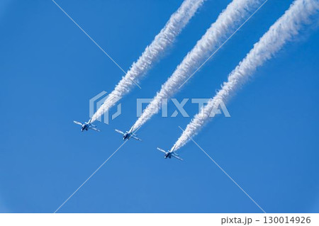 夏の青空と松島基地のブルーインパルス　宮城県東松島市 130014926
