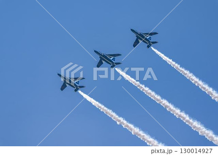 夏の青空と松島基地のブルーインパルス　宮城県東松島市 130014927