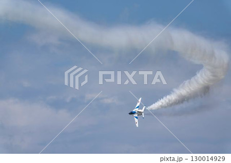 夏の青空と松島基地のブルーインパルス　宮城県東松島市 130014929