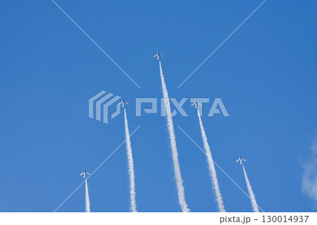 夏の青空と松島基地のブルーインパルス 宮城県東松島市 夏の青空と松島基地のブルーインパルス 宮城県東松島市 130014937