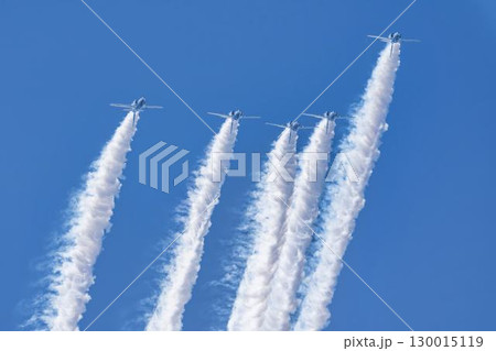 夏の青空と松島基地のブルーインパルス 宮城県東松島市 夏の青空と松島基地のブルーインパルス 宮城県東松島市 130015119