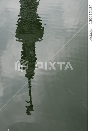 水面に映る東京スカイツリー 130015184