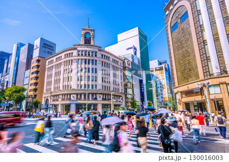 日本の東京都市景観外国人観光客らで賑わう銀座四丁目やセイコーハウス銀座などを望む＝8月21日 130016003