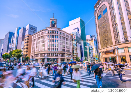 日本の東京都市景観外国人観光客らで賑わう銀座四丁目やセイコーハウス銀座などを望む＝8月21日 130016004