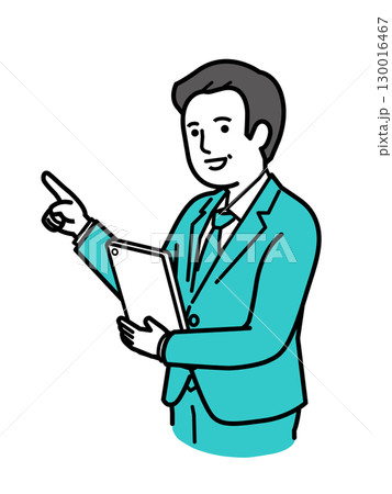 タブレットを持って説明するスーツの中年男性 130016467