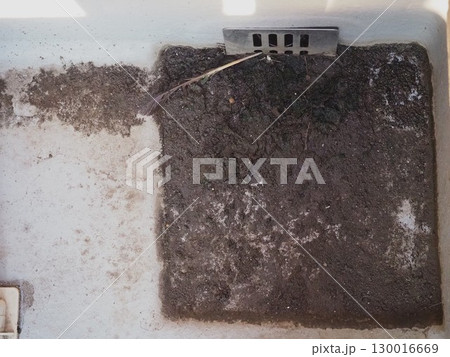 汚れが溜まった屋外の排水溝の俯瞰写真 汚れが溜まった屋外の排水溝の俯瞰写真 130016669