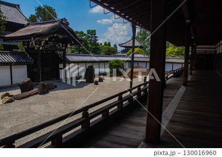 【京都風景】東福寺本坊庭園　質実剛健の風格漂う南庭 130016960