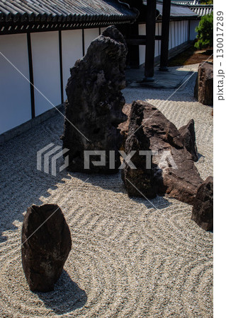 【京都風景】東福寺本坊庭園　質実剛健の風格漂う南庭 130017289