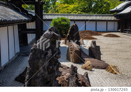 【京都風景】東福寺本坊庭園 質実剛健の風格漂う南庭 【京都風景】東福寺本坊庭園 質実剛健の風格漂う南庭 130017293