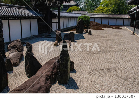 【京都風景】東福寺本坊庭園　質実剛健の風格漂う南庭 130017307
