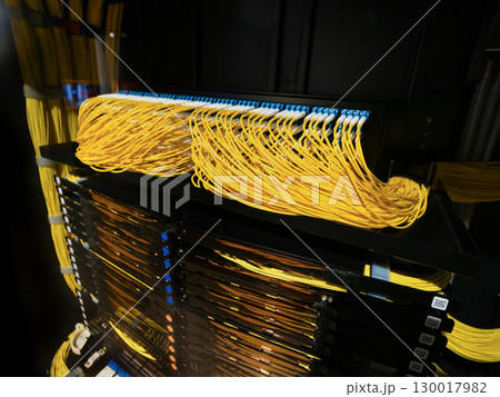 データセンター用の光ファイバーラック 130017982