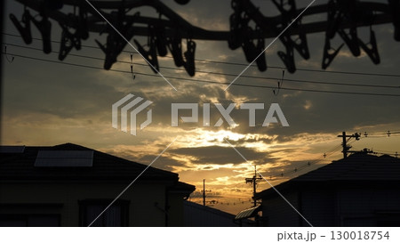 ベランダから眺める夕焼け空。空にピント。 ベランダから眺める夕焼け空。空にピント。 130018754