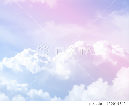 夢の雲 背景 積雲 質感 パステル ピンク ブルー グラデーション 柔らかい 130019242