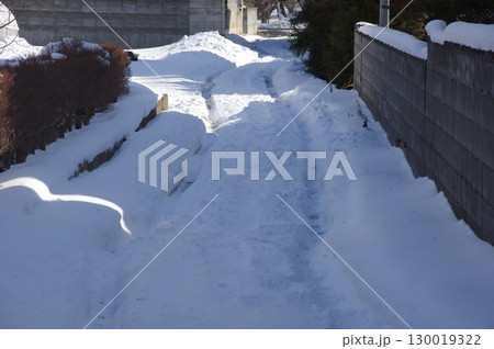 雪国の路地裏の雪道の様子 130019322