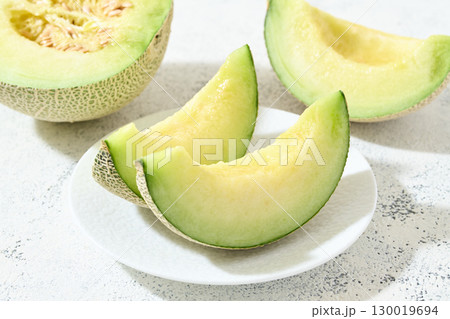 皿に盛り付けたマスクメロン 130019694