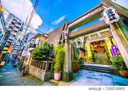 日本の東京都市景観 巨大に発達する雲…新橋・烏森神社や飲み屋街などを望む 日本の東京都市景観 巨大に発達する雲…新橋・烏森神社や飲み屋街などを望む 130019963