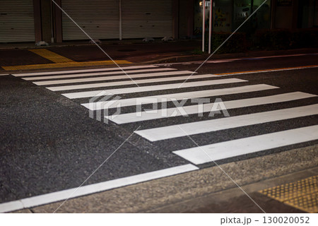 白い横断歩道ラインとアスファルト道路(都市インフラ背景/広告用素材) 白い横断歩道ラインとアスファルト道路(都市インフラ背景/広告用素材) 130020052