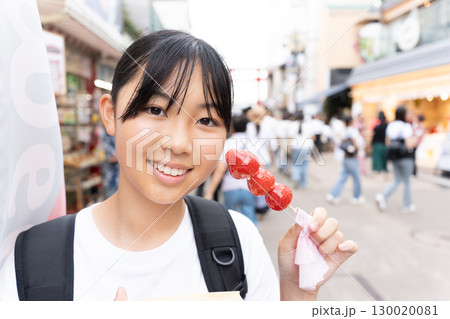 鎌倉観光をしながら食べ歩きをする10代の女性 130020081