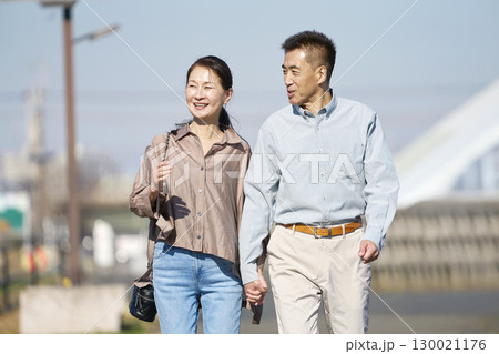散歩する中年夫婦 散歩する中年夫婦 130021176