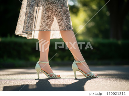 花柄ワンピースとミントグリーンのサンダル 花柄ワンピースとミントグリーンのサンダル 130021211