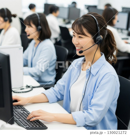 オフィスで電話対応をする若い女性オペレーター 130021272