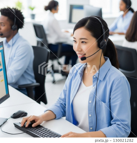 オフィスで電話対応をする若い女性オペレーター 130021282
