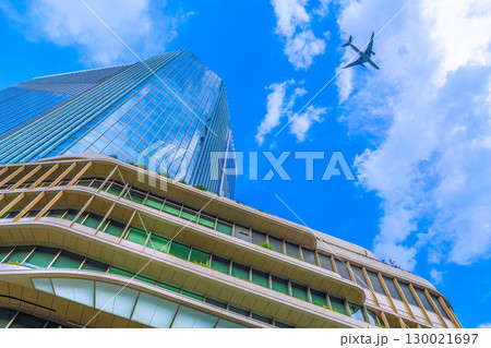 日本の東京都市景観 航空機通過…猛烈な暑さ、発達した雲が高輪ゲートウェイシティ上空に…＝8月21日 130021697