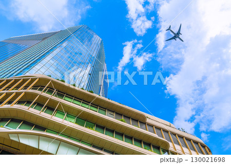 日本の東京都市景観 航空機通過…猛烈な暑さ、発達した雲が高輪ゲートウェイシティ上空に…＝8月21日 130021698