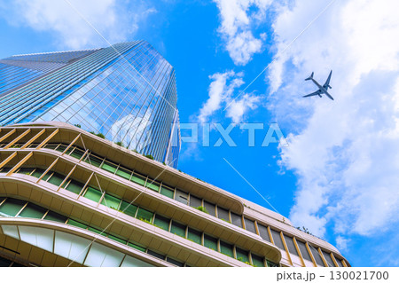 日本の東京都市景観 航空機通過…猛烈な暑さ、発達した雲が高輪ゲートウェイシティ上空に…＝8月21日 130021700
